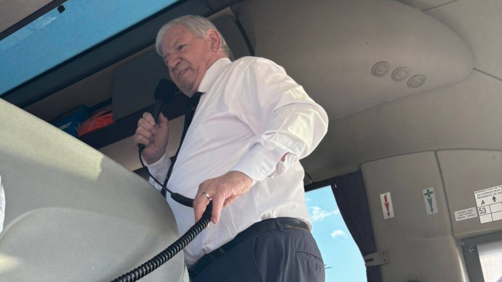 Sprievodca s mikrofónom počas zájazdu v autobuse Hanke Bus & Service