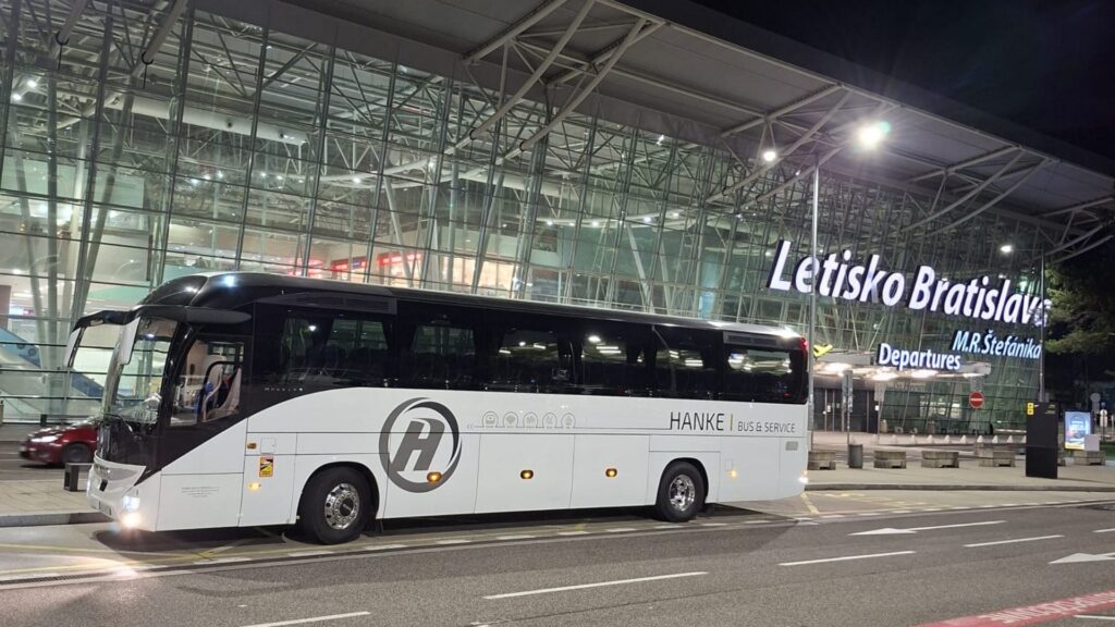 Autobus Hanke Bus & Service pred letiskom Bratislava – letiskový transfer