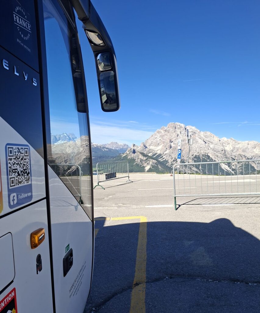 Autobus Hanke Bus & Service s výhľadom na zasnežené hory